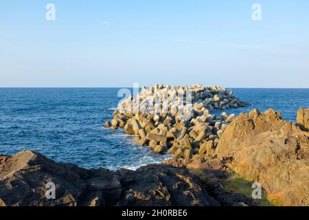 Die Kyotango-Küste mit dem Japanischen Meer in der Präfektur Kyoto, Japan. Stockfoto