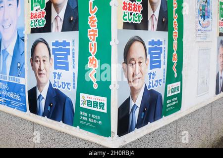 Ein Plakat mit dem ehemaligen japanischen Premierminister Yoshihide Suga. Stockfoto