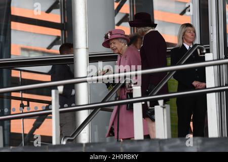 Senedd, Cardiff Bay, South Wales, Großbritannien. 14. Oktober 2021. Die Königin, Prinz von Wales und Herzogin von Cornwall gehen nach der Eröffnung der neuen Sitzung der Senedd. Quelle: Andrew Bartlett/Alamy Live News. Stockfoto