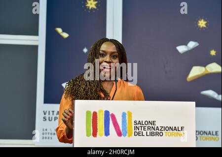 Turin, Italien. 14. Oktober 2021, Chimamanda Ngozi Adichie während der Internationalen Buchmesse von Turin am 14. Oktober 2021 in Turin, Italien. Die Internationale Buchmesse von Turin kehrt nach fast zwei Jahren nach Beginn der Pandemie von Covid 19 nach Lingotto Fiere zurück. Stockfoto