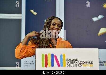 Turin, Italien. 14. Oktober 2021, Chimamanda Ngozi Adichie während der Internationalen Buchmesse von Turin am 14. Oktober 2021 in Turin, Italien. Die Internationale Buchmesse von Turin kehrt nach fast zwei Jahren nach Beginn der Pandemie von Covid 19 nach Lingotto Fiere zurück. Stockfoto