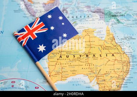 Bangkok, Thailand - 7. Februar 2021 Australien-Flagge auf dem Hintergrund der Weltkarte. Stockfoto