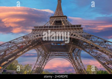 Vertikale Ansicht des eiffelturms in paris aus der Bodenperspektive im Sommer Stockfoto