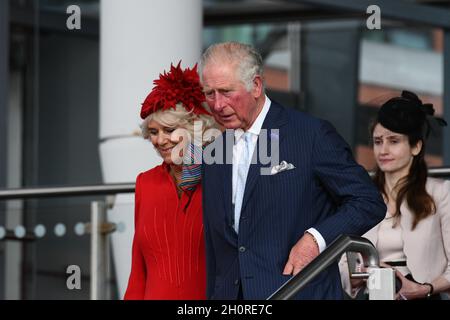 Senedd, Cardiff Bay, South Wales, Großbritannien. 14. Oktober 2021. Die Königin, Prinz von Wales und Herzogin von Cornwall gehen nach der Eröffnung der neuen Sitzung der Senedd. Quelle: Andrew Bartlett/Alamy Live News. Stockfoto