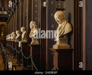 Büsten von Schriftstellern und Philosophen an der Trinity College Long Room Library in Dublin, Irland Stockfoto