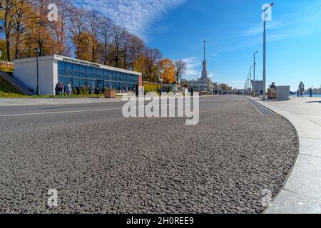 Moskau. Russland. 10. Oktober 2021. Panoramablick auf die nördliche Flussstation in Moskau gegen den blauen Himmel. An einem sonnigen Herbsttag laufen die Menschen entlang des Flussufers. Ansicht von unten. Stockfoto