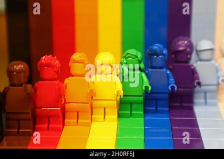 LEGO Figuren in stolzen Farben in einem LEGO Store, Westfield Mall of Scandinavia in Solna, Stockholm, Schweden, während des Sonntagnachmittages. Stockfoto