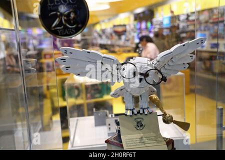 LEGO Store, mit Hogwarts Icons - Collector's Edition, in der Westfield Mall of Scandinavia in Solna, Stockholm, Schweden, am Sonntagnachmittag. Stockfoto