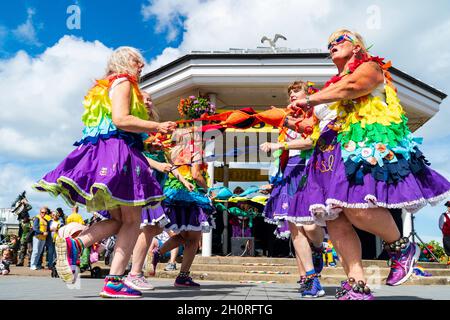 Englische Volkstänzerinnen, die Loose Women Morris tanzen beim BH-Tanz am Meer auf dem jährlichen Broadstairs Folk Week Festival Stockfoto