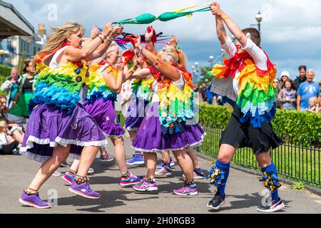 Englische Volkstänzerinnen, die Loose Women Morris tanzen beim BH-Tanz am Meer auf dem jährlichen Broadstairs Folk Week Festival Stockfoto