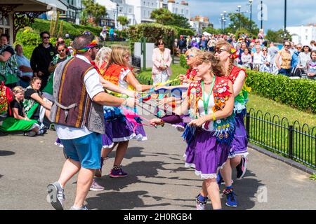 Englische Volkstänzerinnen, die Loose Women Morris tanzen beim BH-Tanz am Meer auf dem jährlichen Broadstairs Folk Week Festival Stockfoto