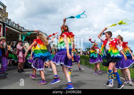 Englische Volkstänzerinnen, die Loose Women Morris tanzen beim BH-Tanz am Meer auf dem jährlichen Broadstairs Folk Week Festival Stockfoto