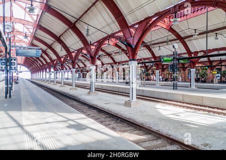 MALMÖ, SCHWEDEN - 27. AUGUST 2016: Bahnsteige des Hauptbahnhofs in Malmö, Schweden Stockfoto