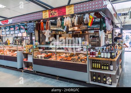 KOPENHAGEN, DÄNEMARK - 28. AUGUST 2016: Imbissstand in der Torvehallerne-Lebensmittelhalle im Zentrum von Kopenhagen. Stockfoto