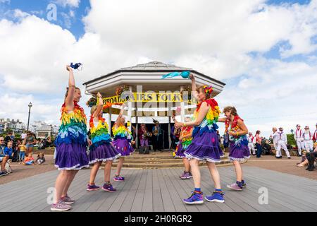 Englische Volkstänzerinnen, die Loose Women Morris tanzen beim BH-Tanz am Meer auf dem jährlichen Broadstairs Folk Week Festival Stockfoto
