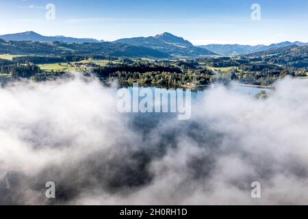 Luftaufnahme über den Rottachsee zum Berg Gruenten, Wolken über dem See im Herbst, Allgau, Bayern, Deutschland. Stockfoto