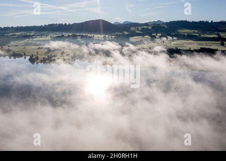 Luftaufnahme über den Rottachsee zum Dorf Petersthal, Herbstnebel, Allgau, Bayern, Deutschland. Stockfoto