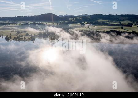 Luftaufnahme über den Rottachsee zum Dorf Petersthal, Herbstnebel, Allgau, Bayern, Deutschland. Stockfoto