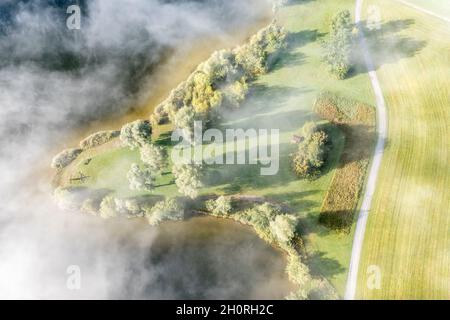 Drohnenschuss, Wolken über Badegebiet auf kleiner Halbinsel am Rottachsee mit kleiner Hütte, Allgäu, Bayern, Deutsch Stockfoto