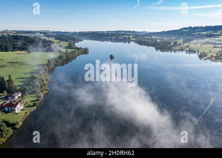 Luftaufnahme über den Rottachsee nach Osten, Wolken über dem See im Herbst, Allgau, Bayern, Deutschland. Stockfoto