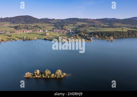 Luftbild über den Rottachsee zum Dorf Petersthal, Segelboot, Insel, Allgau, Bayern, Deutschland. Stockfoto