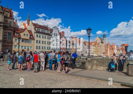 DANZIG, POLEN - 2. SEPTEMBER 2016: Touristen auf der Grünen Brücke über den Fluss Motlawa in Danzig, Polen. Stockfoto