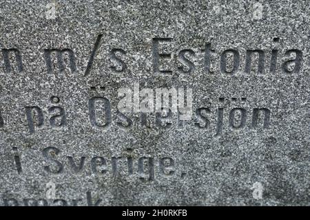 Das Estonia-Denkmal in Stockholm, Schweden, am Sonntagnachmittag. Das Estonia-Denkmal befindet sich neben Galärvarvskyrkogården auf Djurgården in Stockholm. Im Denkmal sind die Namen auf 815 Menschen eingraviert, die Opfer der estnischen Katastrophe waren. Tatsächlich starben 852 Menschen, aber für 37 von ihnen entschieden sich ihre Verwandten, die Namen nicht auf dem Denkmal eingravieren zu lassen. Stockfoto