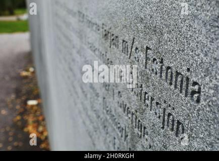 Das Estonia-Denkmal in Stockholm, Schweden, am Sonntagnachmittag. Das Estonia-Denkmal befindet sich neben Galärvarvskyrkogården auf Djurgården in Stockholm. Im Denkmal sind die Namen auf 815 Menschen eingraviert, die Opfer der estnischen Katastrophe waren. Tatsächlich starben 852 Menschen, aber für 37 von ihnen entschieden sich ihre Verwandten, die Namen nicht auf dem Denkmal eingravieren zu lassen. Stockfoto