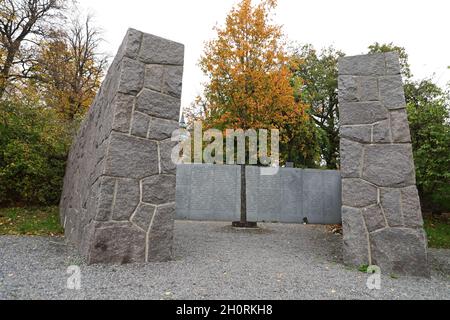 Das Estonia-Denkmal in Stockholm, Schweden, am Sonntagnachmittag. Das Estonia-Denkmal befindet sich neben Galärvarvskyrkogården auf Djurgården in Stockholm. Im Denkmal sind die Namen auf 815 Menschen eingraviert, die Opfer der estnischen Katastrophe waren. Tatsächlich starben 852 Menschen, aber für 37 von ihnen entschieden sich ihre Verwandten, die Namen nicht auf dem Denkmal eingravieren zu lassen. Stockfoto