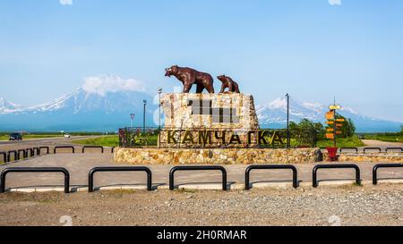 Yelizovo, Russland - 17. Juli 2018: Denkmal sie trägt mit dem Jungen auf dem Hintergrund der Vulkane. Stockfoto