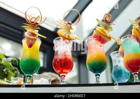Cocktailbar, mehrfarbig dekorierte Cocktailgläser, Urlaubskonzept, alkoholische Getränke, Foto aus nächster Nähe. Stockfoto