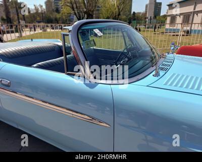 AVELLANEDA - BUENOS AIRES, ARGENTINIEN - 27. Sep 2021: Hellblau 1961 Dodge Dart Phoenix zweitüriger Cabriolet-Klassiker von Chrysler. Expo Fierr Stockfoto