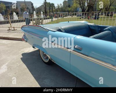 AVELLANEDA - BUENOS AIRES, ARGENTINIEN - 27. Sep 2021: Hellblau 1961 Dodge Dart Phoenix Cabriolet Oldtimer von Chrysler. Schwanz. Rückansicht. Z. B. Stockfoto