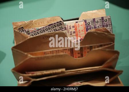 Alte Brieftasche mit Rationskarten im Schwedischen Armeemuseum in Stockholm, Schweden, am Sonntagnachmittag. Das Schwedische Armeemuseum (schwedisch: Armémuseum) ist ein Museum der Militärgeschichte im Stadtteil Östermalm in Stockholm. Stockfoto