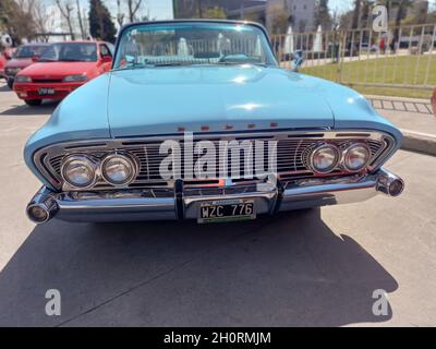 AVELLANEDA - BUENOS AIRES, ARGENTINIEN - 27. Sep 2021: Hellblau 1961 Dodge Dart Phoenix Cabriolet Oldtimer von Chrysler. Vorderansicht. Grill. Stockfoto