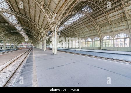 Sankt Petersburg, Russland - 05. Oktober 2021: Innenansicht des Bahnhofs Vitebsky. Es war der erste Bahnhof, der in Sankt Petersburg und gebaut wurde Stockfoto