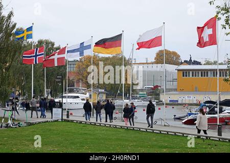 Nationalflaggen vor dem Vasa-Museum in Stockholm, Schweden, am Sonntagnachmittag. Stockfoto