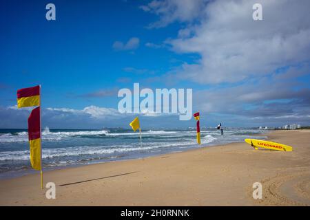 Rettungsschwimmer Surfbrett und Warnflaggen am Strand, Mudjimba Beach, Queensland, Australien Stockfoto