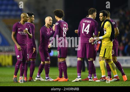 Die Spieler von Manchester City ermutigen sich vor dem Anpfiff gegenseitig Stockfoto