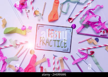 Schreiben und Anzeigen von Text Best Practice. Wort geschrieben über kommerzielle Verfahren, die akzeptiert werden vorgeschrieben, um richtige bunte Partei Sammlungen Stockfoto