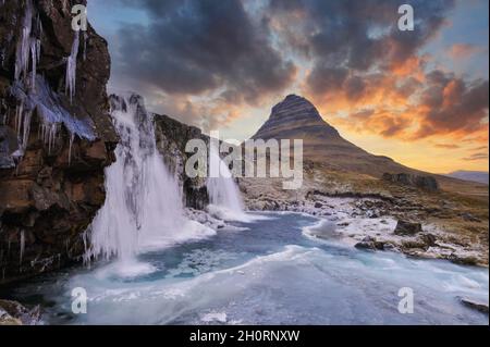 Kirkjufell Mountain und Kirkjufellsfoss bei Sonnenuntergang, Grundarfjordur, Snaefellsnes Peninsula, Island Stockfoto