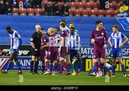 Schiedsrichter Anthony Taylor bucht Fabian Delph mit einer gelben Karte, bevor er sie in Rot ändert Stockfoto