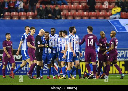 Schiedsrichter Anthony Taylor bucht Fabian Delph mit einer gelben Karte, bevor er sie in Rot ändert Stockfoto