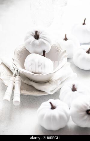 Herbstlicher Thanksgiving-Platz auf einem Tisch mit Kürbis-Ornamenten Stockfoto