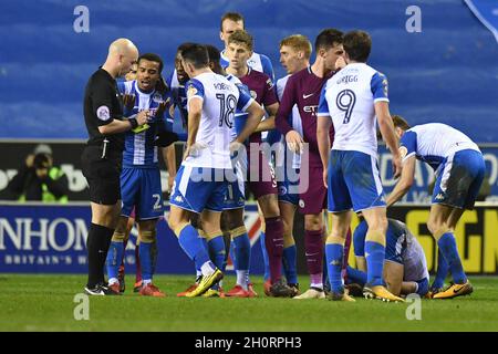 Schiedsrichter Anthony Taylor bucht Fabian Delph mit einer gelben Karte, bevor er sie in Rot ändert Stockfoto