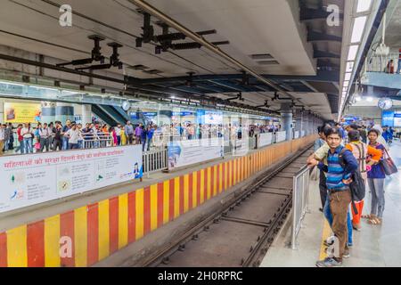 DELHI, INDIEN - 22. OKTOBER 2016: Pendler in Rajiv Chowk U-Bahn-Station im Zentrum von Delhi, Indien. Stockfoto