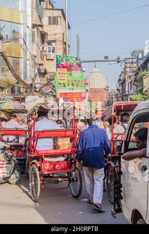 DELHI, INDIEN - 22. OKTOBER 2016: Straßenverkehr im Zentrum von Delhi, Indien Stockfoto