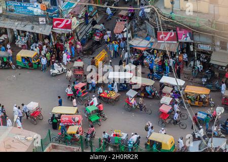 DELHI, INDIEN - 22. OKTOBER 2016: Straßenverkehr im Zentrum von Delhi, Indien Stockfoto