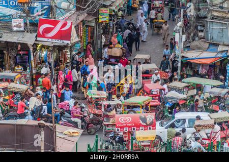 DELHI, INDIEN - 22. OKTOBER 2016: Straßenverkehr im Zentrum von Delhi, Indien Stockfoto