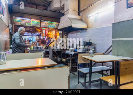 DELHI, INDIEN - 22. OKTOBER 2016: Kleines billiges Restaurant im Paharganj-Viertel von Delhi, Indien Stockfoto
